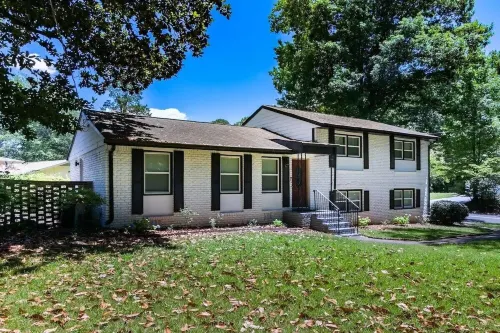 Spacious 4 BR 3 Full Bath House Near Airport & Shopping!