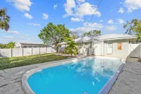 3/2.5 Private Sarasota Pool Home. Close to Beaches. Fenced Yard. Pet Friendly - Pools