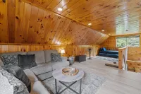 Renovated Alexandria NH jacuzzi house~firepit! gameroom! dog friendly! fenced Hotel a Alexandria