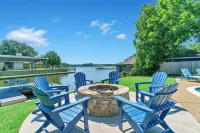 Huge Family Lakehouse · TWO Game Rooms, Fire Pit, Fishing, Kayaks, Pet Friendly