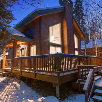 The Retreat@ the Cottages-tucked in towering pines