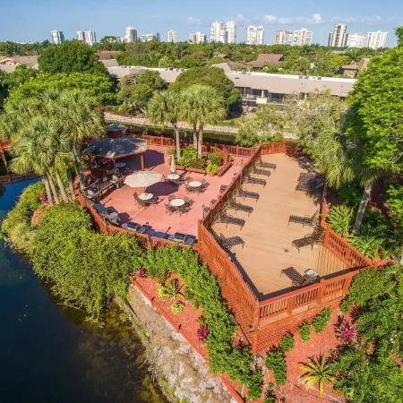 Location is everything! Clean and quaint condo in beautiful Park Shore Resort.
