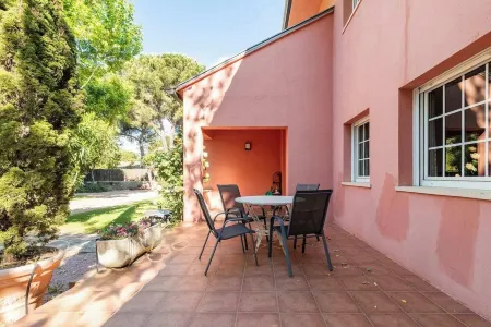 Torrelodones: House with shared garden and pool 25 min from Madrid. Wifi