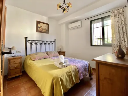 HOLIDAY RENTAL APARTMENT..5 KM TO THE NEAREST BEACHES, WIFI, .SUNNY TERRACE.