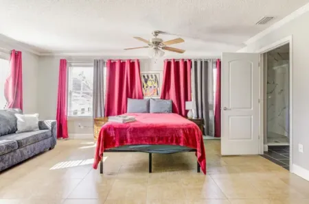 Halifax Riverfront Oasis - 8 Bedrooms Private Heated Pool Отели рядом с достопримечательностью «Lavender Fields Day Spa»