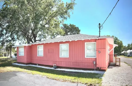 Freshly renovated 2-bedroom house in beautiful Bradenton with WiFi, AC Отели в г. Брейдентон