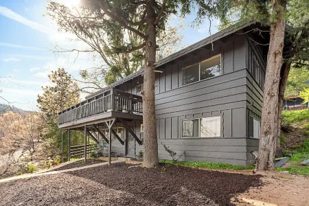 Charming 3-bedroom house in Crestline with WiFi and AC Отели в г. Крестлайн