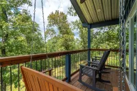 Cabin #3 @ Rock Creek Cabins! King Bed! 15 min. from Hot Springs National Park! Hotels in Garland County