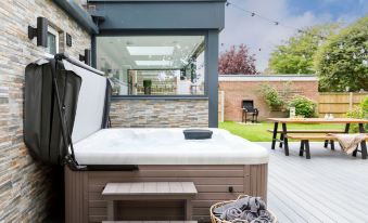 Coastal Retreat for 10 With Hot Tub