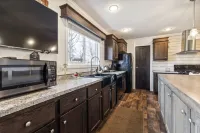 Sunsets & Serenity: Port Clinton Waterfront Stay 3 Bedroom Home - Homestays