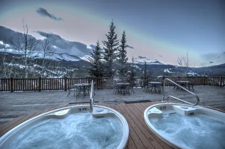 The Lodge at Breckenridge Отели рядом с достопримечательностью «Квандари Пик Трейлхед»