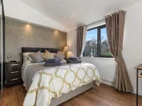 Hiraeth - Luxury Lodge with Hot Tub Close to Beach Ξενοδοχεία στην πόλη Penally
