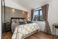 Hiraeth - Luxury Lodge with Hot Tub Close to Beach