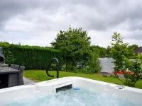 House with Sauna, Outdoor Spa and Pedal Boat