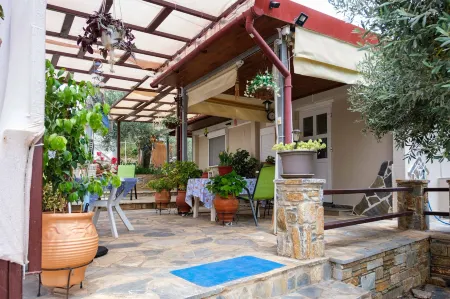 Effie's Maisonette with Detached Studio Отели в г. Магнисия