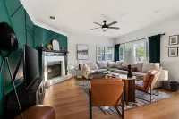 The MAD Hatter - Heated Pool Gameroom & More