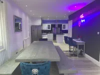 6 Bed-Sleeps 12-Hot Tub-Free Parking-Pet Friendly Hotels near Newcastle International Airport