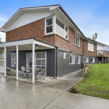 Bright 3-Bedroom Unit - WiFi & Parking Hotels near Bucklands Beach