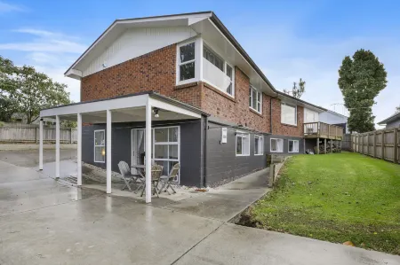 Bright 3-Bedroom Unit - WiFi & Parking Отели рядом с достопримечательностью «Колледж Маклинс»