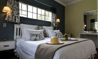 Sagewood Cottage for 2 People with Wonderful Private Terrace in Garden!