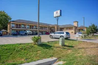 Moulton Inn &  Suites by OYO Near Shiner TX