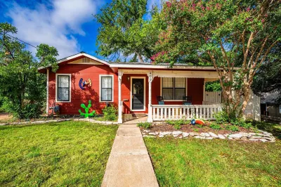 Ava and Weston Combo House Hotels near The Texas Silver Rush