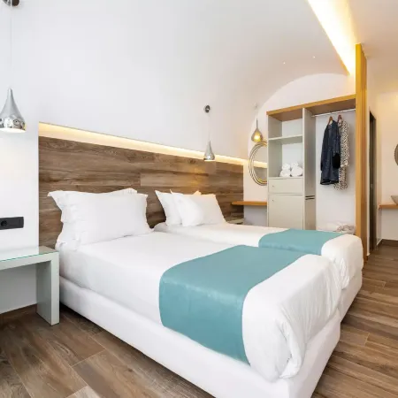 Deluxe Hotel Santorini