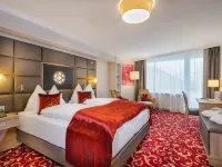 Hotel Norica - Thermenhotels Gastein mit dem Bademantel direkt in die Therme