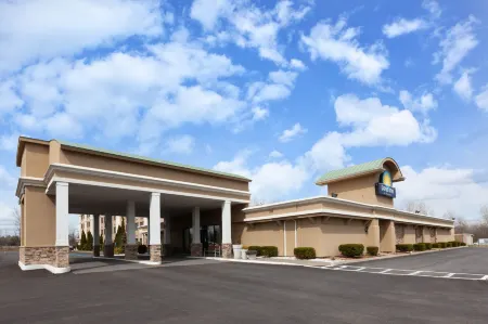 Days Inn by Wyndham Plattsburgh Отели в г. Платтсбург