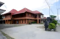 RedDoorz Plus Near Haluoleo University Hotel a Kambu