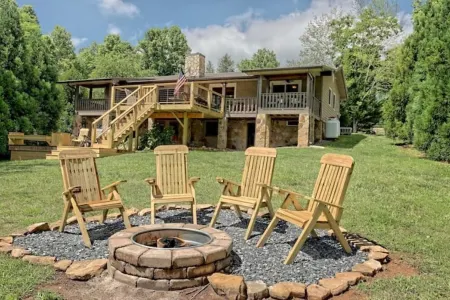 Waterfront and Mountain Views on Lake Chatuge