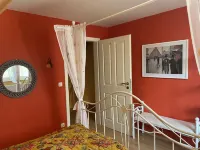 For families, friends, children. Large garden, 4/5 bedrooms, fireplace. Central!