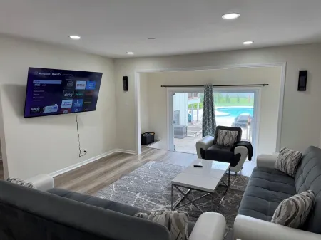 Family fun-house w/POOL & Game Room, 5 min from Airport and Rosement attractions