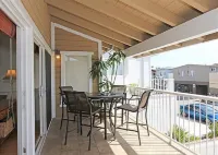 End-of-Summer Sale Newport Beach 3Br, Steps to Sand, Bikes, Balcony & Parking