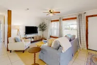 Quiet and relaxing home with full kitchen, patio, Pack-N-Play, & beach access Hotel di Lower Grand Lagoon