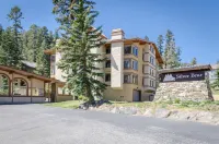 Private Laundry and on-Site Pool - Modern Tranquil Haven