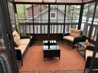 Charming, newly renovated pet-friendly, lake front cottage on Little Wolf Pond!