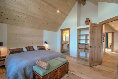 Stunning Mountain Views and Saltwater Hot Tub - Exquisite Retreat Отели рядом с достопримечательностью «Квандари Пик Трейлхед»