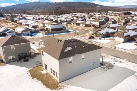 Inviting Living Area and Fully Stocked Kitchen - Spacious Serenity Отели рядом с достопримечательностью «Арканзас Эр энд Милитари Музеум»