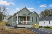 Cozy Cottage and Modern Amenities - Charming Getaway