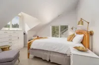 Spacious Outdoor Sports Court and Cozy Family Room - Inviting Mountain Retreat