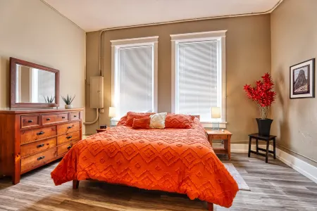 Downtown Oasis with Unique Amenities - Cozy Modern Industrial Отели в г. Шеридан