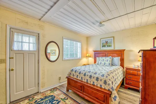 Beautiful & convenient home close to lake with shared pool, WiFi, & central AC