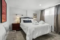 Charming Springfield Escape with Outdoor Deck - Cozy Tranquil Retreat Hotels in North Springfield