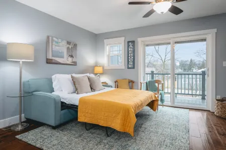 Modern Townhome with Cozy Amenities - Stylish Family Retreat