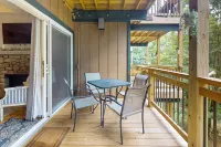 Ground-level condo w/stone fireplace + covered deck Hotel a Montezuma