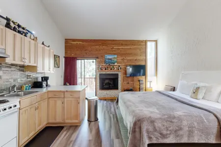 Convenient condo near the lake with shared pool & hot tub Отели рядом с достопримечательностью «Парк Север Тахо Риджинал»