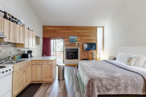 Convenient condo near the lake with shared pool & hot tub 塔霍維斯塔住宿飯店