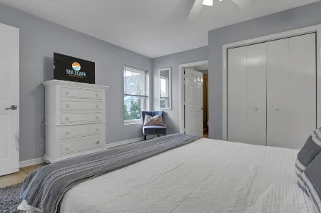 Water View and Cozy Deck - Charming Coastal Retreat Отели в г. Нью-Хановер