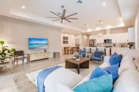 Chic Retreat - WiFi, Outdoor Lounge, Fire Pit Hotels in Naples Park